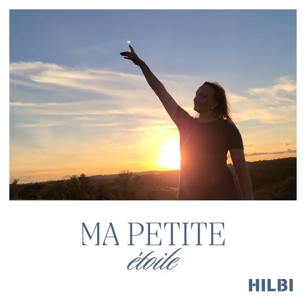 Pochette de Ma petite étoile : Hilbi en contre-jour, le bras levé vers le soleil couchant